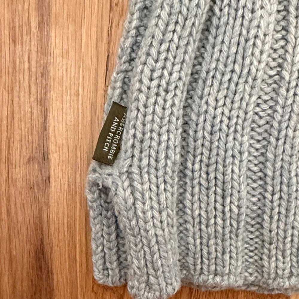 Cozy Abercrombie and Fitch Ribbed Turtleneck Sweater - Light Gray. Size M - Picture 4 of 4
